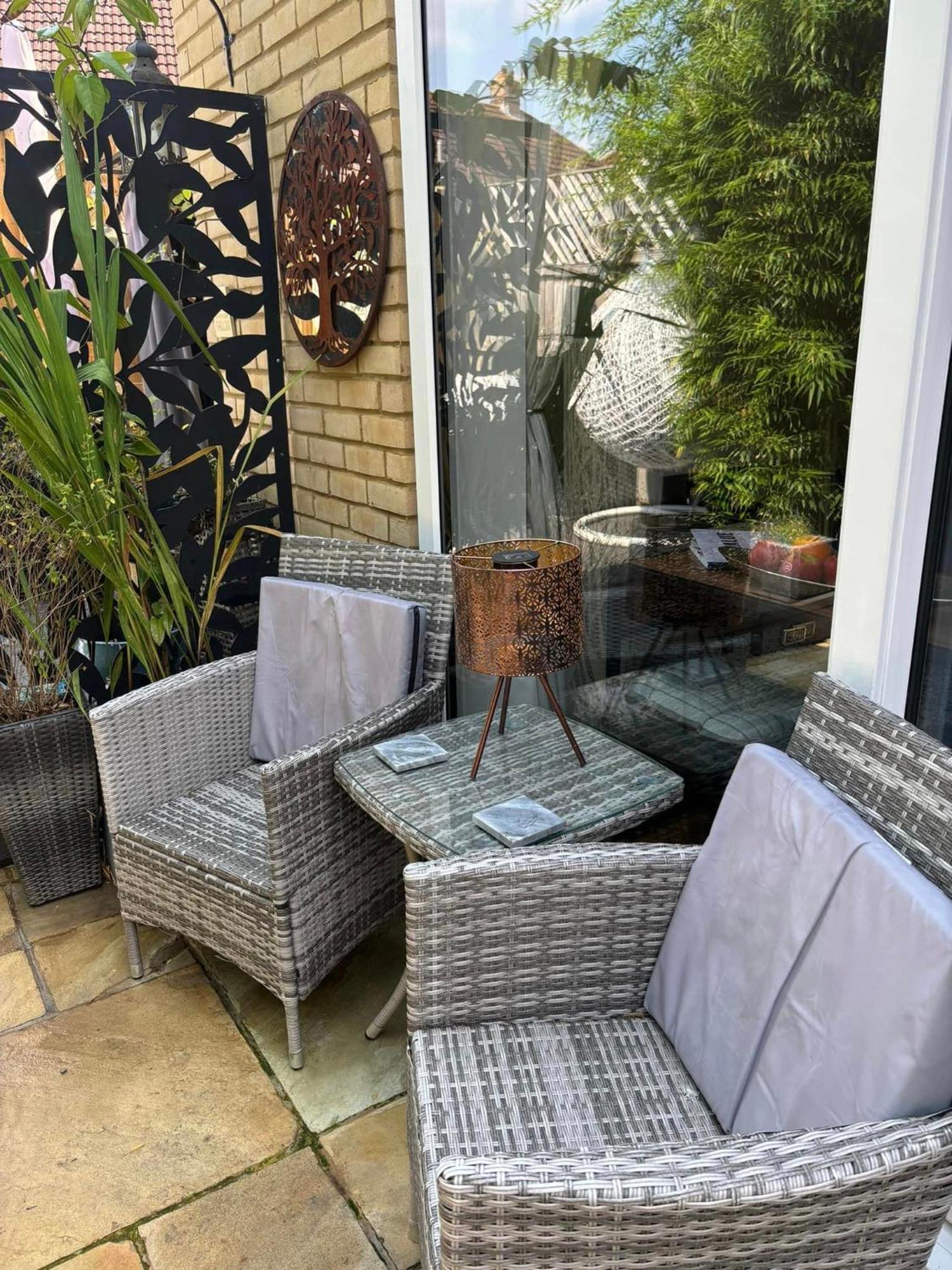 본머스 Secret Gem 1 Bed Garden Flat Private Luxury Hot Tub 아파트 외부 사진