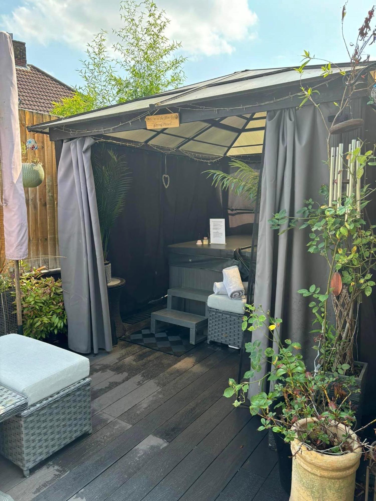 본머스 Secret Gem 1 Bed Garden Flat Private Luxury Hot Tub 아파트 외부 사진