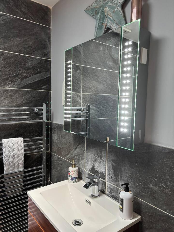 본머스 Secret Gem 1 Bed Garden Flat Private Luxury Hot Tub 아파트 외부 사진