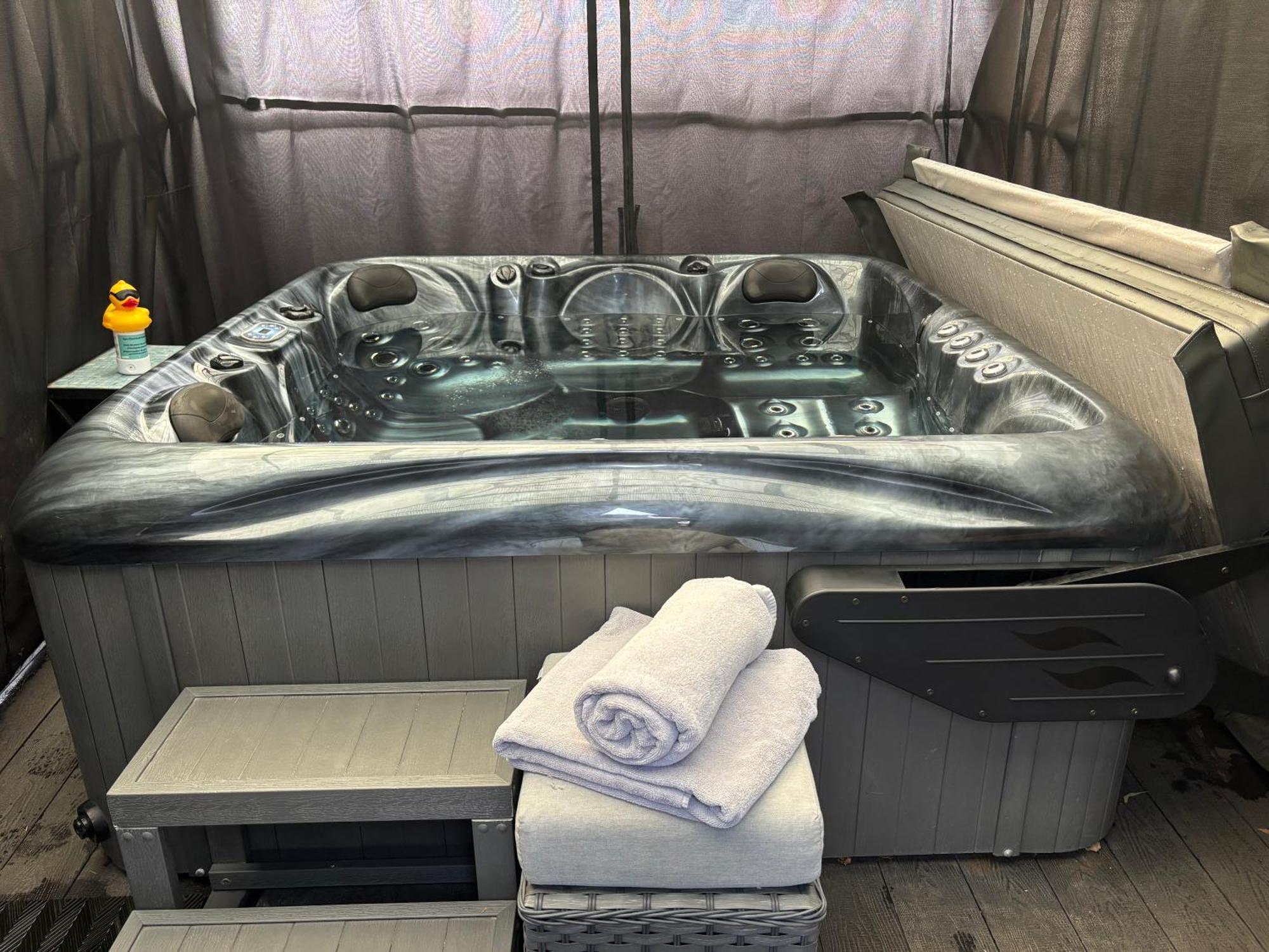 본머스 Secret Gem 1 Bed Garden Flat Private Luxury Hot Tub 아파트 외부 사진