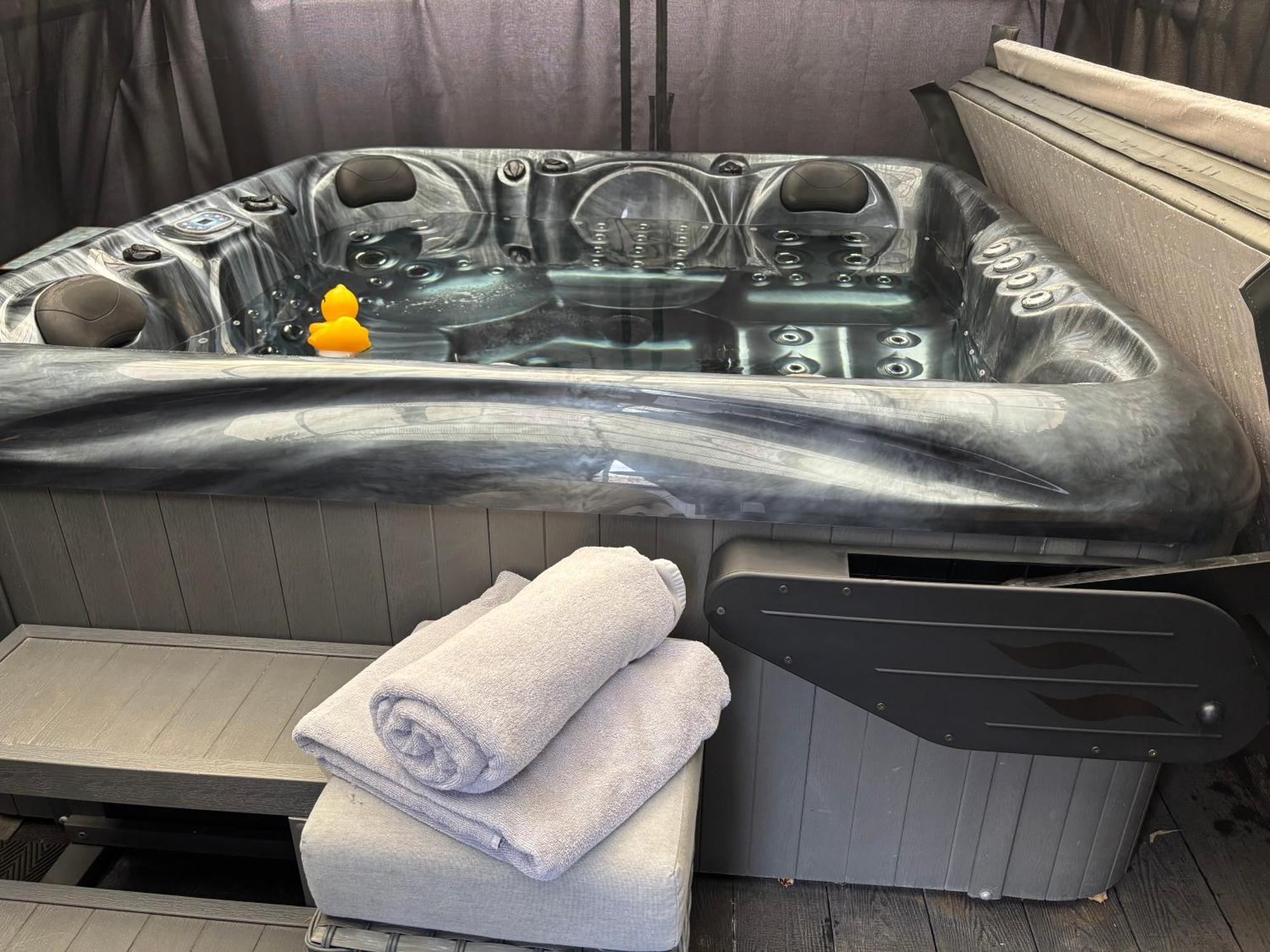 본머스 Secret Gem 1 Bed Garden Flat Private Luxury Hot Tub 아파트 외부 사진